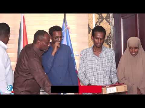Guddoomiyaha degmada Howlwadaag oo hadiyado qaali ah gudoonsiiyay Ardaygii galay kaalinta 1-...